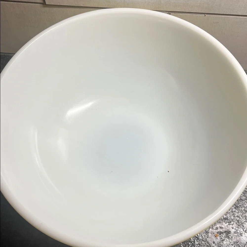 Pyrex Vintage yellow Mixing Bowl 404. 4 qt   Excellent condition. Some fades